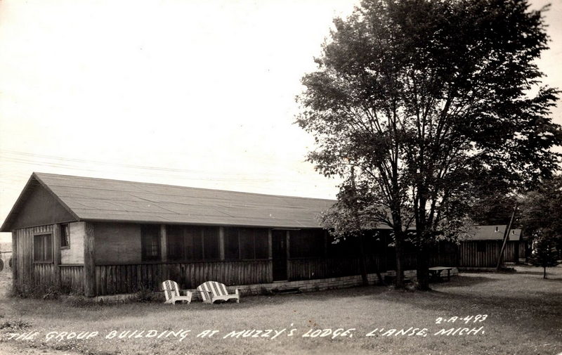 Muzzys Lodge (Muzzys Airport) - Vintage Postcard (newer photo)